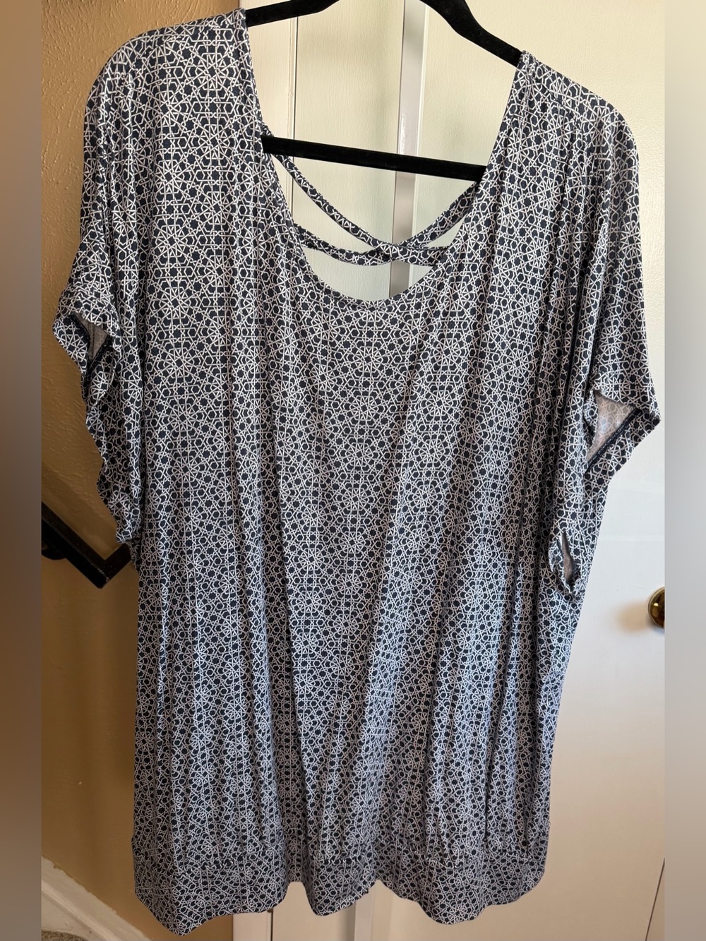 Lane Bryant 22/24 Navy White Abstract Print Crisscross Back Dolman Top
